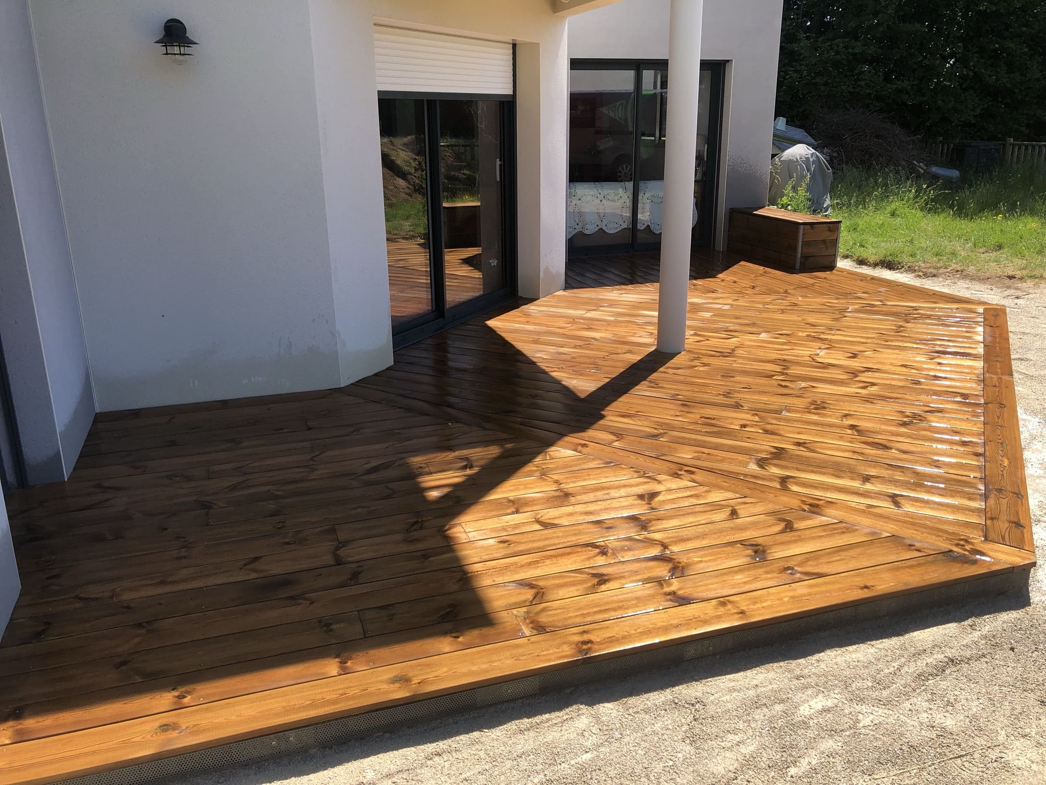 Réalisation d'une terrasse : de la conception à la construction, en passant par le choix des matériaux et les démarches administratives éventuelles, découvrez les étapes clés pour mener à bien votre projet de terrasse et profiter pleinement de votre extérieur.