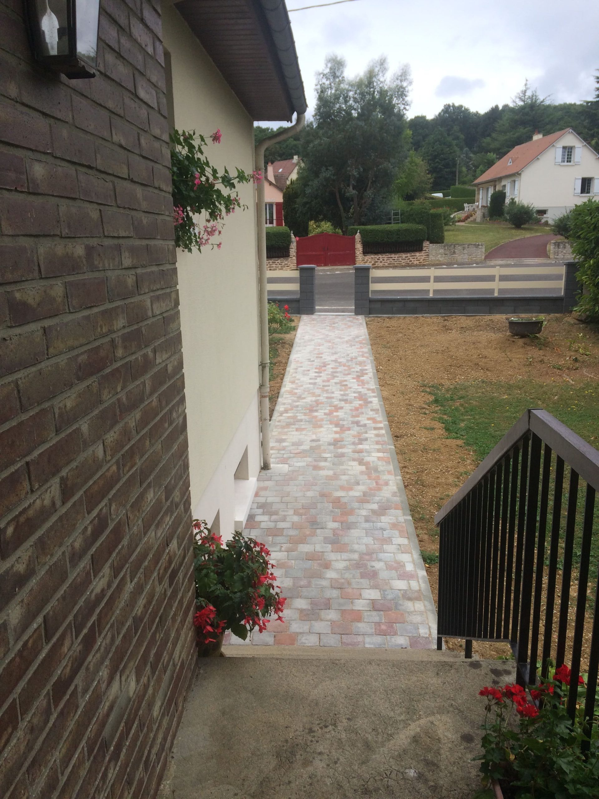 Réalisation d'une allée en pavage, incluant la préparation du terrain, la pose des pavés et les finitions pour un rendu esthétique et durable.