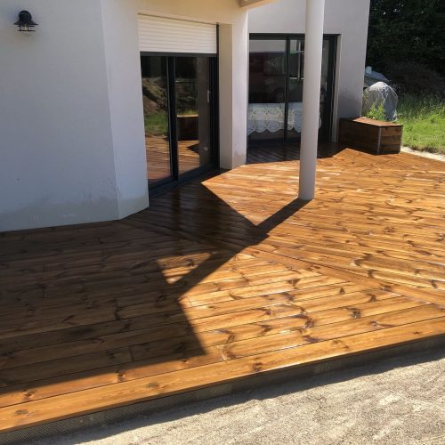 Réalisation d'une terrasse : de la conception à la construction, en passant par le choix des matériaux et les démarches administratives éventuelles, découvrez les étapes clés pour mener à bien votre projet de terrasse et profiter pleinement de votre extérieur.